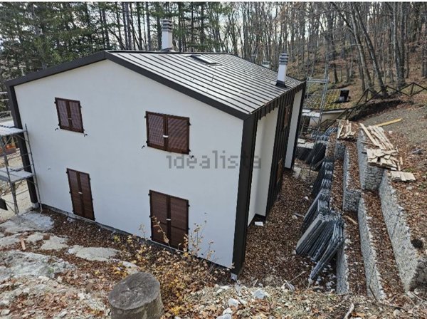 casa indipendente in vendita a San Ginesio