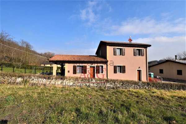 casale in vendita a San Ginesio