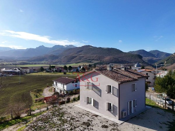 casa indipendente in vendita a San Ginesio