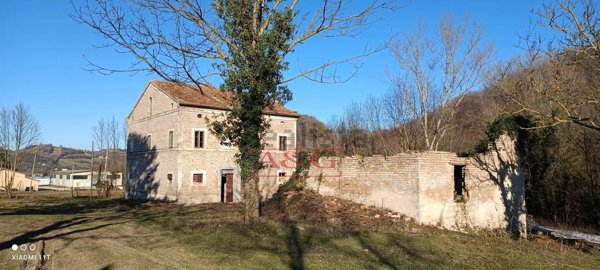 casa indipendente in vendita a San Ginesio