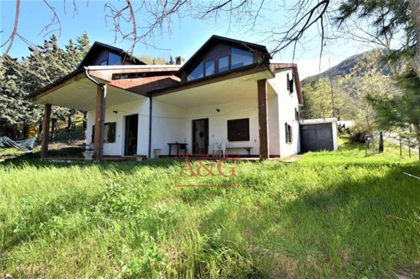 casa indipendente in vendita a San Ginesio