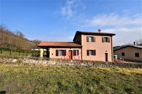 casa indipendente in vendita a San Ginesio