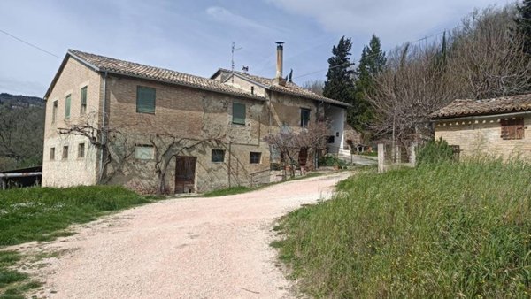 casa indipendente in vendita a San Severino Marche