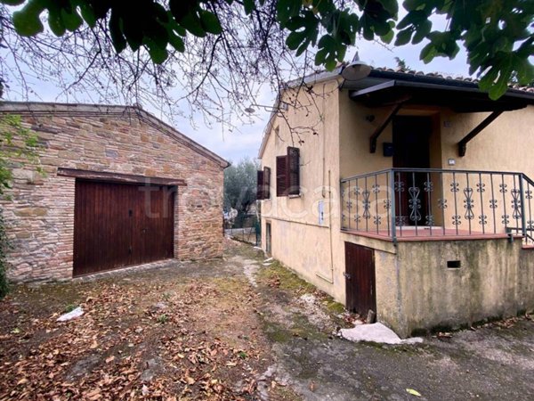 casa indipendente in vendita a San Severino Marche in zona Colleluce