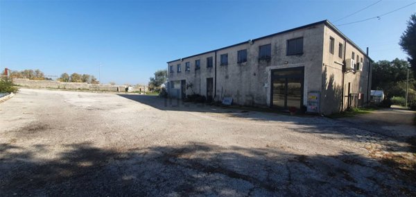 capannone in vendita a San Severino Marche