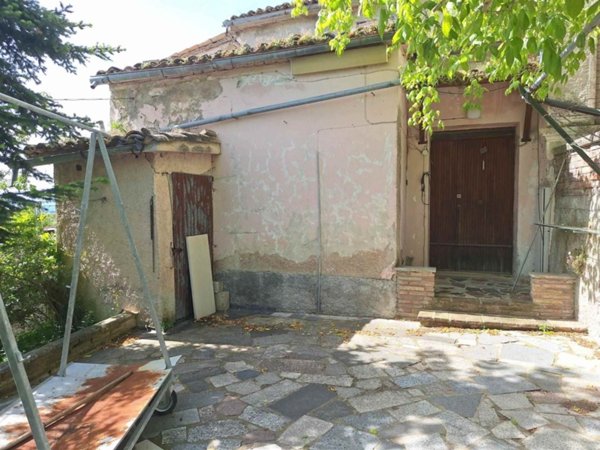 casa indipendente in vendita a San Severino Marche in zona Ugliano