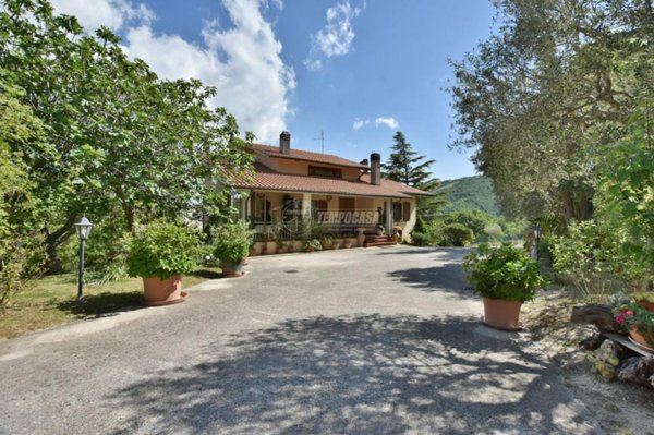 casa indipendente in vendita a San Severino Marche