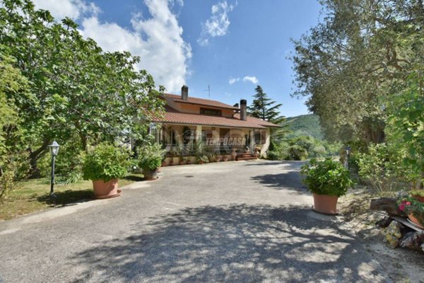casa indipendente in vendita a San Severino Marche