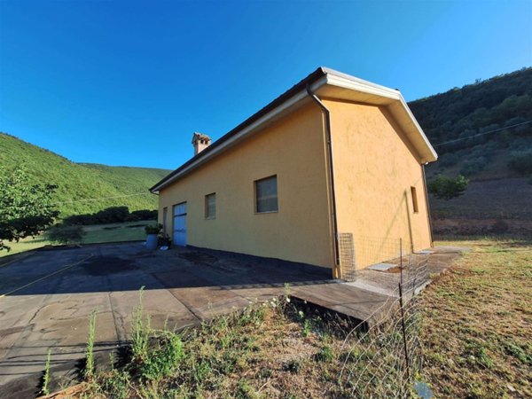 casa indipendente in vendita a San Severino Marche