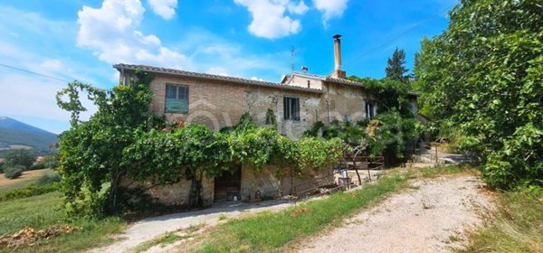 casa indipendente in vendita a San Severino Marche