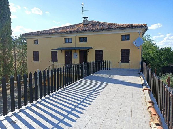 casa indipendente in vendita a San Severino Marche in zona Isola