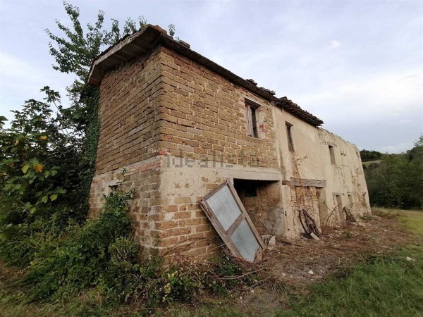casa indipendente in vendita a San Severino Marche in zona Serralta