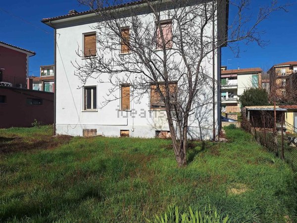 casa indipendente in vendita a San Severino Marche