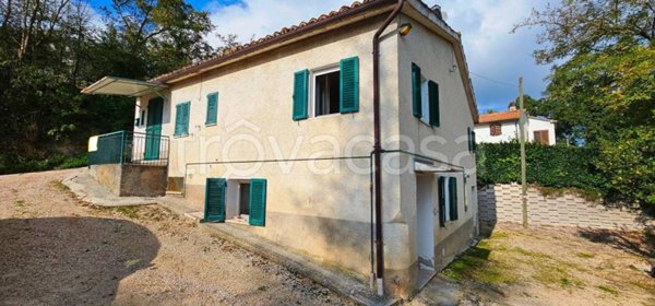casa indipendente in vendita a San Severino Marche