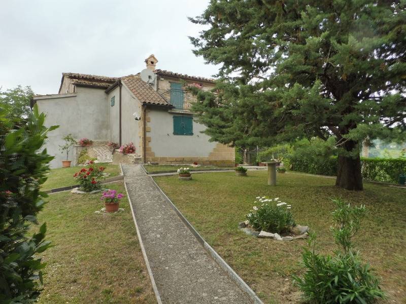 casa indipendente in vendita a San Severino Marche