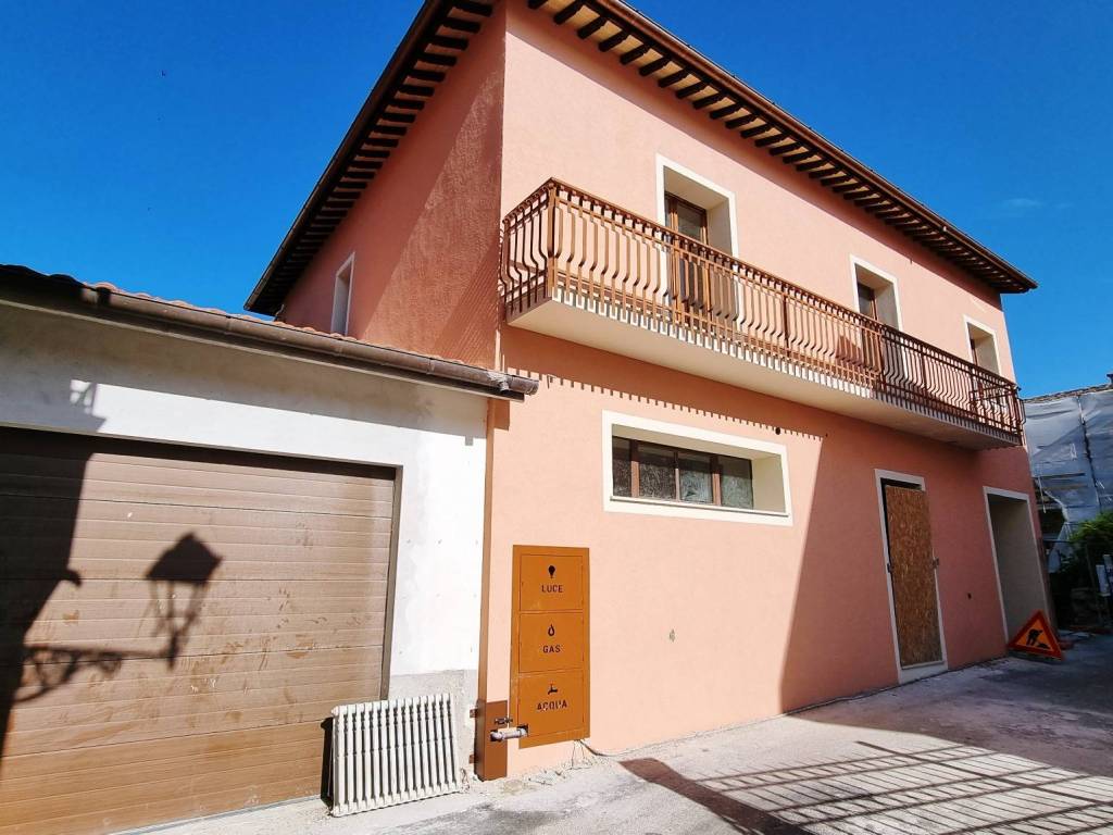 casa indipendente in vendita a San Severino Marche