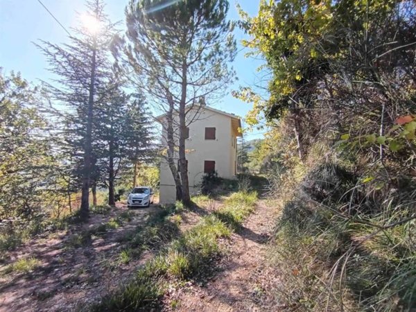 casa indipendente in vendita a San Severino Marche in zona Ugliano