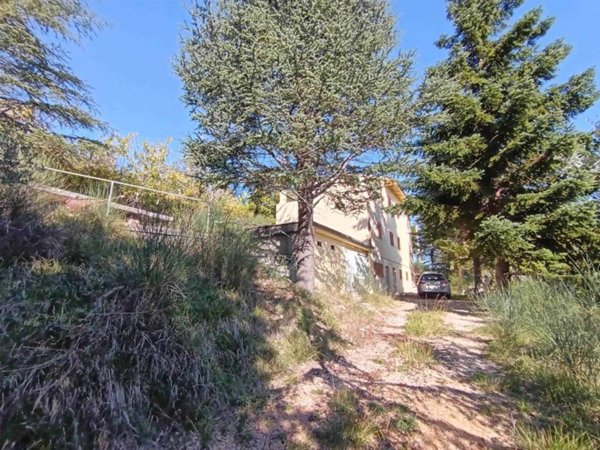 casa indipendente in vendita a San Severino Marche in zona Ugliano