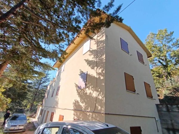 casa indipendente in vendita a San Severino Marche in zona Ugliano