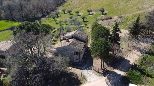 casa indipendente in vendita a San Severino Marche