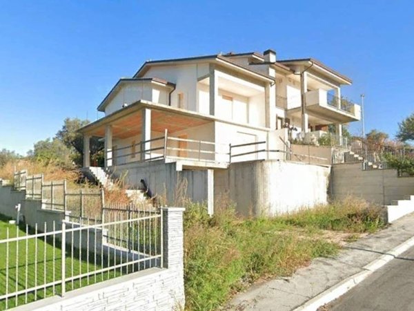 casa indipendente in vendita a San Severino Marche