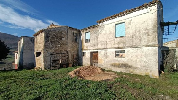 casa indipendente in vendita a San Severino Marche in zona Serralta