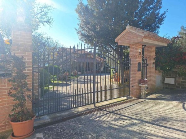 casa indipendente in vendita a San Severino Marche