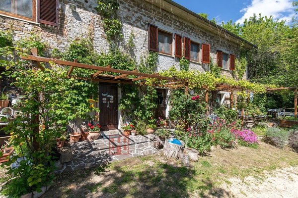 casa indipendente in vendita a San Severino Marche in zona Ugliano