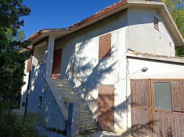 casa indipendente in vendita a San Severino Marche