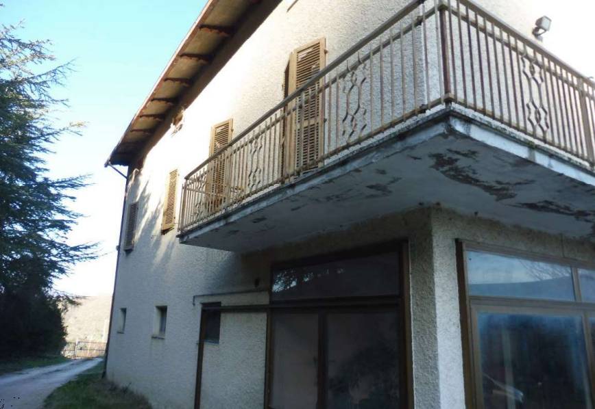 casa indipendente in vendita a San Severino Marche in zona Pitino