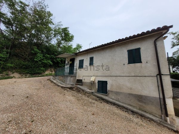 casa indipendente in vendita a San Severino Marche in zona Cesolo