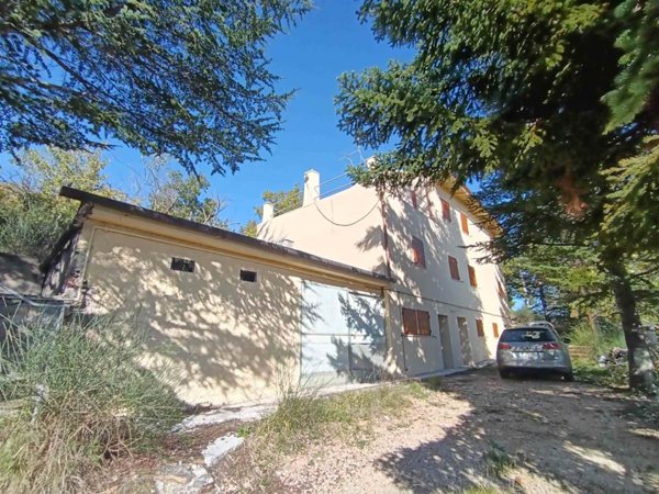 casa indipendente in vendita a San Severino Marche in zona Ugliano