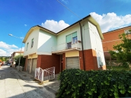 casa indipendente in vendita a San Severino Marche