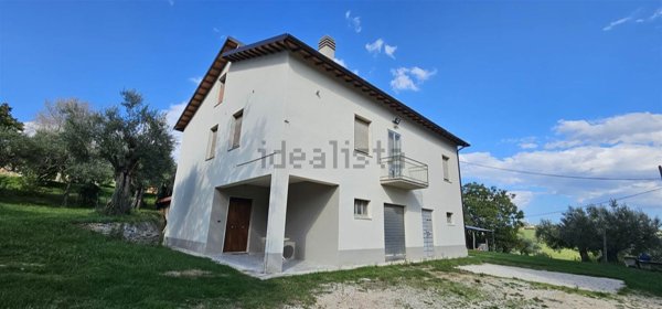 casa indipendente in vendita a San Severino Marche in zona Biagi