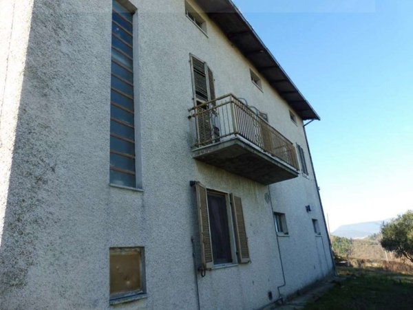 casa indipendente in vendita a San Severino Marche in zona Pitino