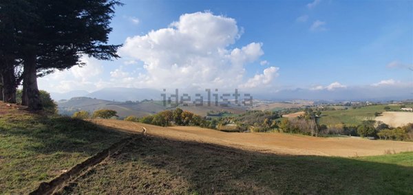casa indipendente in vendita a San Severino Marche