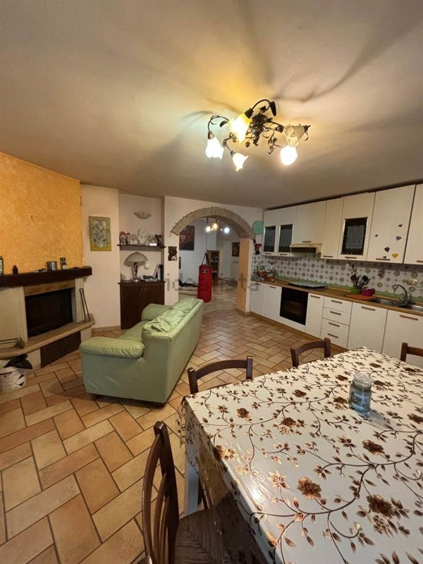 casa indipendente in vendita a San Severino Marche in zona Colleluce