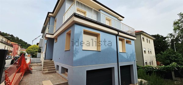 casa indipendente in vendita a San Severino Marche