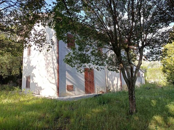 casa indipendente in vendita a San Severino Marche