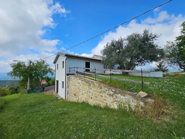 casa indipendente in vendita a San Severino Marche