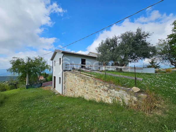 casa indipendente in vendita a San Severino Marche