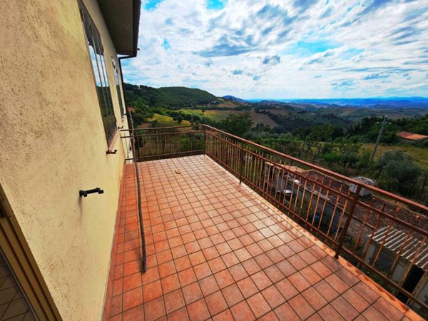 casa indipendente in vendita a San Severino Marche in zona Corsciano