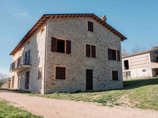 casa indipendente in vendita a San Severino Marche