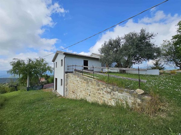 casa indipendente in vendita a San Severino Marche in zona Pitino
