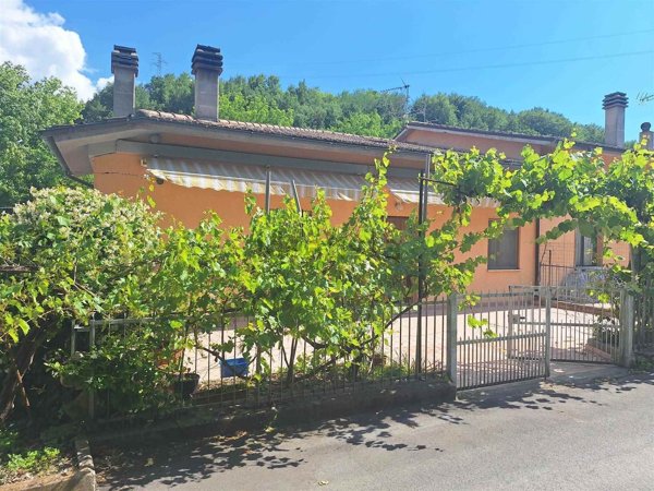 casa semindipendente in vendita a San Severino Marche in zona Cesolo