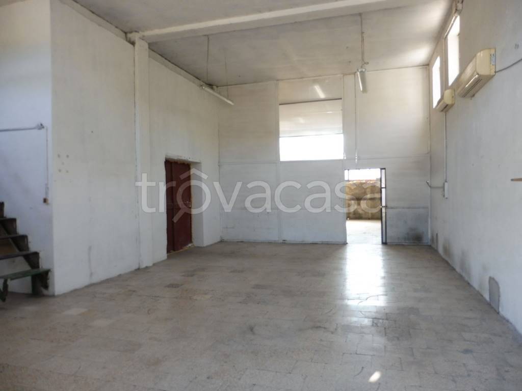 locale commerciale in vendita a San Severino Marche in zona Rocchetta