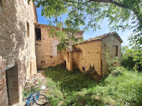 casa indipendente in vendita a San Severino Marche in zona Ugliano