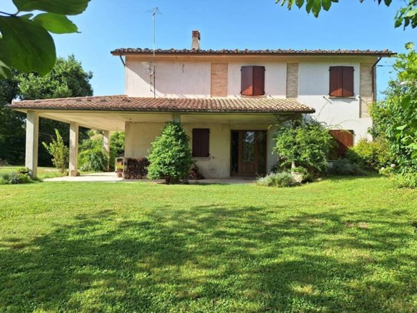 casa indipendente in vendita a San Severino Marche