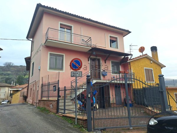 casa semindipendente in vendita a San Severino Marche in zona Taccoli