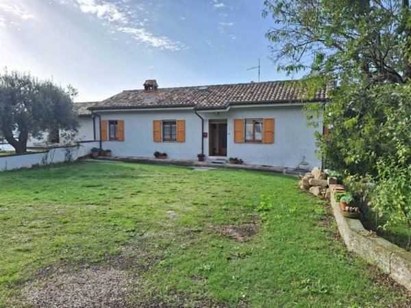 casa indipendente in vendita a San Severino Marche